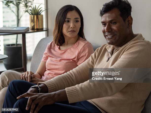 menschen - asiatisch-indischer ehemann ringt nach worten während meinungsverschiedenheit mit chinesischer frau - ertappt stock-fotos und bilder