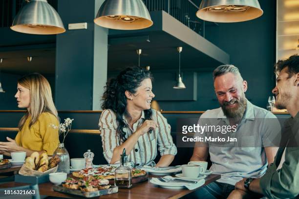 social brunch gathering - luxury home dining table people lifestyle photography people stock pictures, royalty-free photos & images