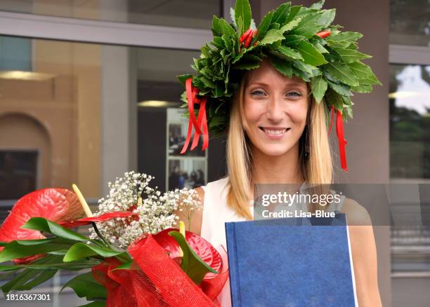 giovane donna nel giorno della laurea - laurea foto e immagini stock