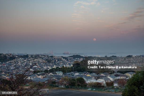 blood full moon over the residential district by the sea in yokohama city of japan - 月の港 ストックフォトと画像