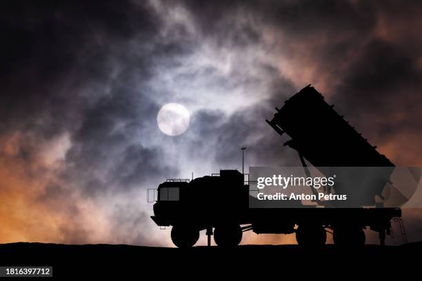 surface-to-air defense missile system at night - ukraine war stock pictures, royalty-free photos & images