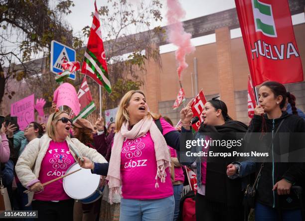 And ILSE workers with protest banners during the rally. On November 27 in Seville . Concentration of CCOO-A in front of the Consejeria de Desarrollo...