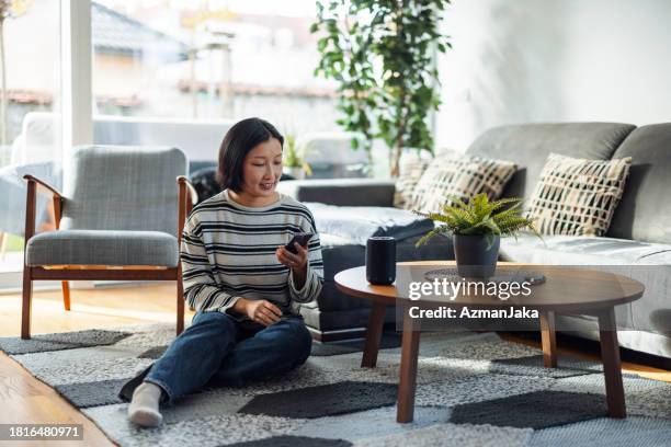 après-midi douillet avec divertissement intelligent à domicile - bluetooth photos et images de collection