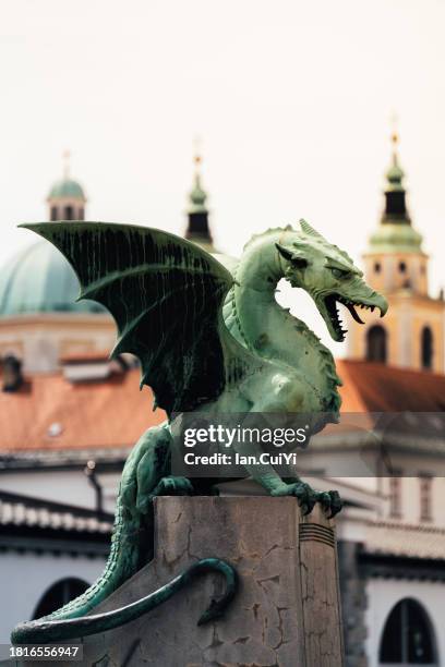 majestic dragon sculpture in ljubljana, slovenia - lubiana foto e immagini stock