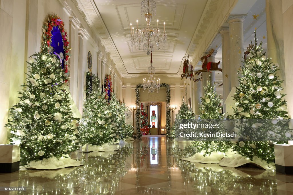 The Cross Hall between the East Room and the State Dining Room is