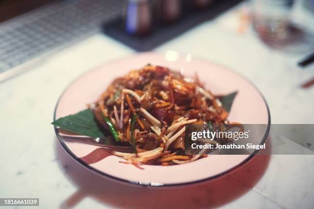 char kway teow - char kway teow stock pictures, royalty-free photos & images