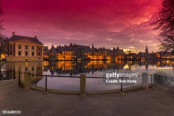 mauritshuis and binnenhof  in the hague reflected in the hofvijver after sunset - binnenhof 個照片及圖片檔