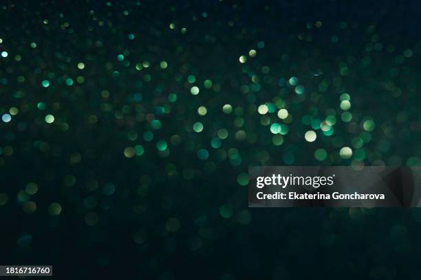 beautiful green holiday background with glitter and blurred and focal lights for new year, christmas or birthday. - weihnachten hintergrund stock-fotos und bilder