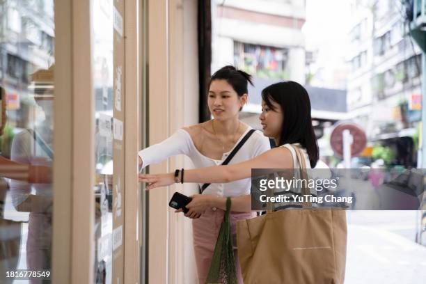 friends open the doot to unpackaged store offerings - yuting stock pictures, royalty-free photos & images