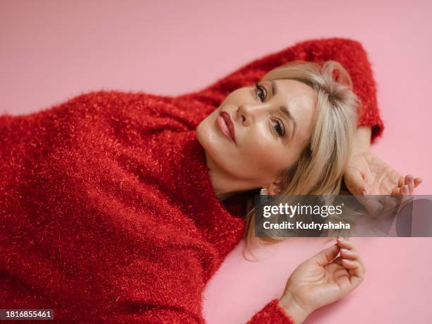attractive woman looking strong and confident and relaxing and looking at the camera - pessoas bonitas imagens e fotografias de stock