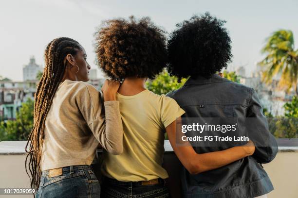 rückansicht der familie, die die aussicht auf dem balkon bewundert - schwester stock-fotos und bilder
