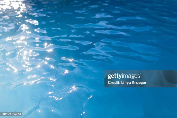 water surface in a swimming pool. - wateroppervlak stockfoto's en -beelden