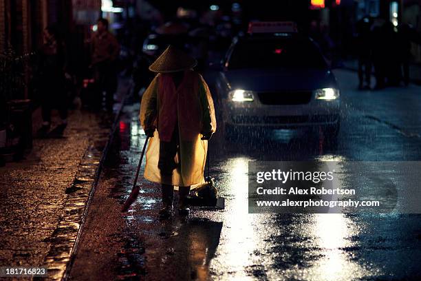 yangshuo street sweeper at night - street sweeper stockfoto's en -beelden