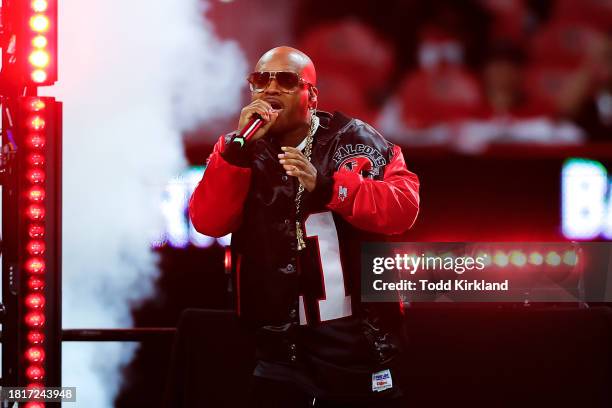 Jermaine Dupri performs during half time of the game between the New Orleans Saints and Atlanta Falcons celebrating 50 years of hip-hop at...