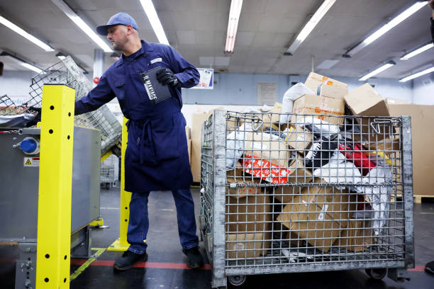 CA: Post Office Prepares For Busy Holiday Shipping Season