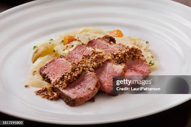 slow cooked corned beef and cabbage brisket - grainy mustard 個照片及圖片檔