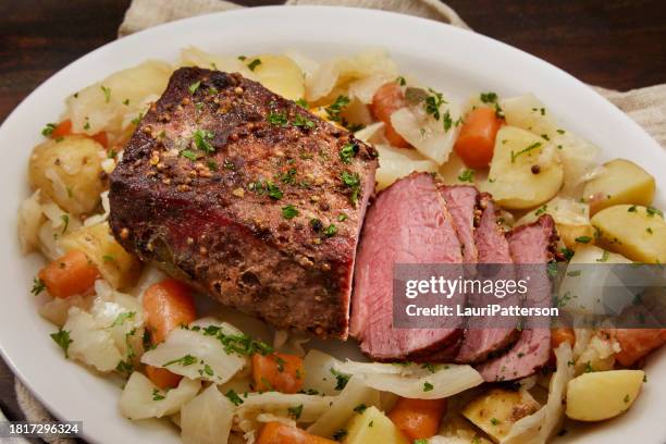 langsam gegartes corned beef und kohlbrust - cabbage stock-fotos und bilder