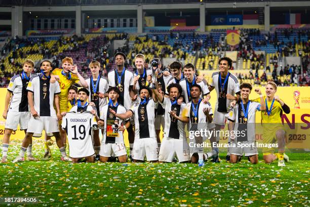 Germany squad celebrates with the winners trophy after winning during FIFA U-17 World Cup Final match between Germany and France at Manahan Stadium...