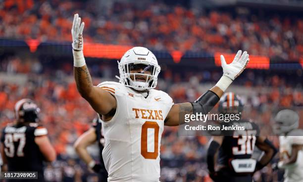 Tight end Ja'Tavion Sanders of the Texas Longhorns celebrates after a touchdown against the Oklahoma State Cowboys in the first half of the Big 12...