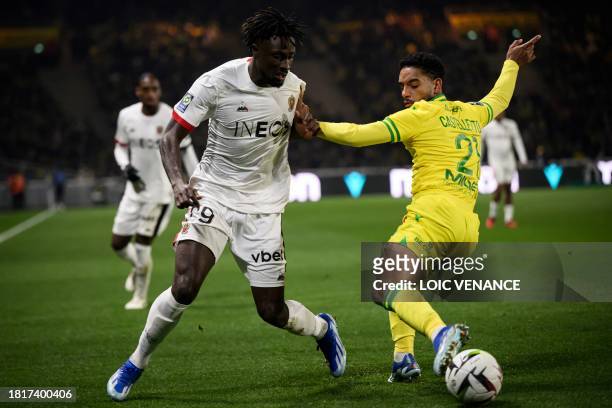 Nice's French forward Evann Guessand fights for the ball with Nantes' Cameroonian defender Jean-Charles Castelletto during the French L1 football...