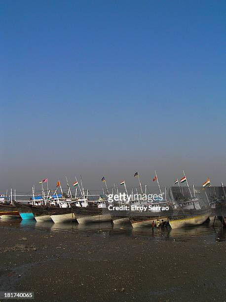 waiting for high tide - high tide in mumbai stock pictures, royalty-free photos & images