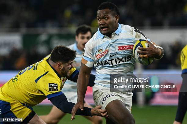 Racing92's Fijian centre Junior Tabuavou runs with the ball during the French Top14 rugby union match between ASM Clermont Auvergne and Racing 92 at...