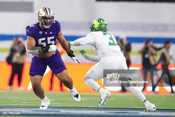 Washington Huskies offensive lineman Troy Fautanu sets up for screen block on Oregon Ducks defensive end Brandon Dorlus during the PAC-12 Football...