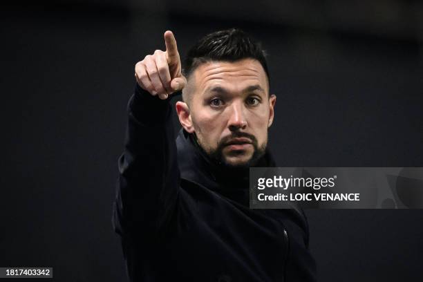 Nice's Italian head coach Francesco Farioli gestures during the French L1 football match between FC Nantes and OGC Nice at La Beaujoire stadium in...
