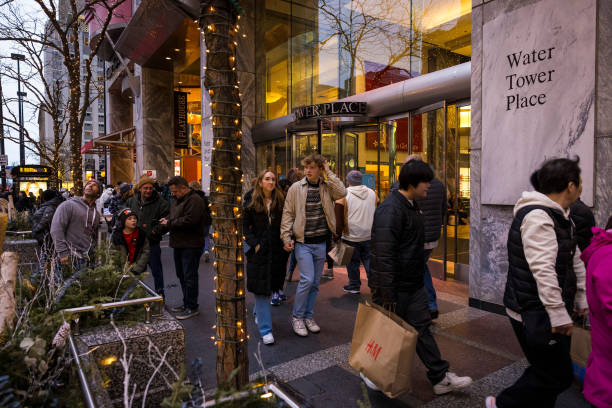IL: Holiday Shoppers As US Personal Spending Cools