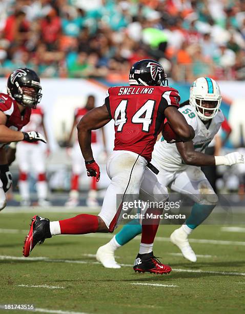 Running back Jason Snelling of the Atlanta Falcons runs against the Miami Dolphins at Sun Life Stadium on September 22, 2013 in Miami Gardens,...