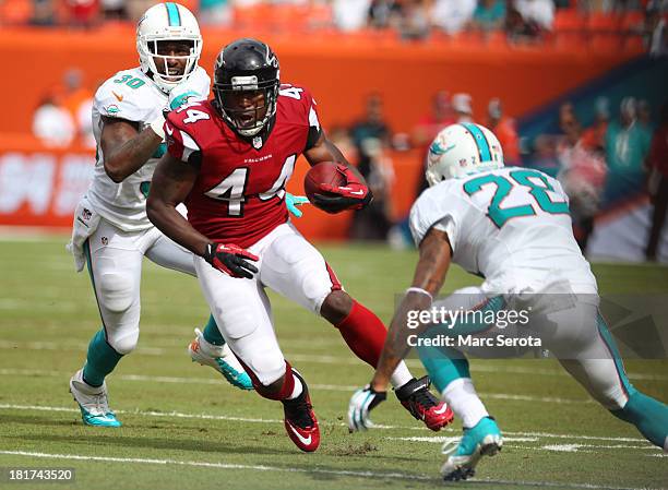 Running back Jason Snelling of the Atlanta Falcons runs against the Miami Dolphins at Sun Life Stadium on September 22, 2013 in Miami Gardens,...
