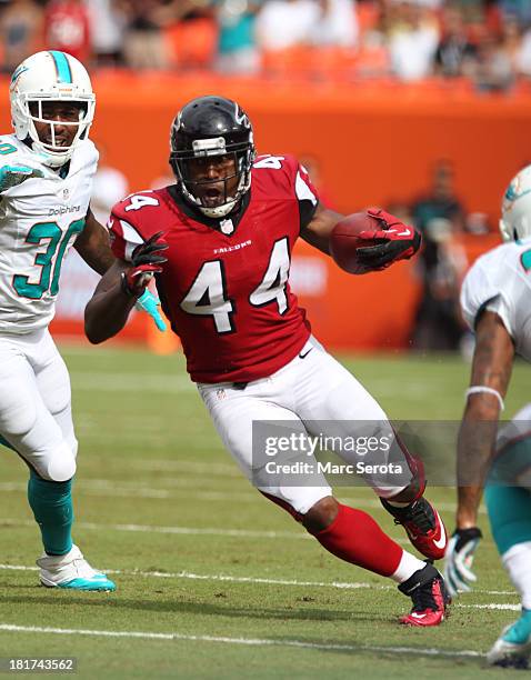 Running back Jason Snelling of the Atlanta Falcons runs against the Miami Dolphins at Sun Life Stadium on September 22, 2013 in Miami Gardens,...