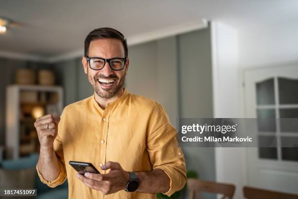 das ist eine gute nachricht, die ich auf meinem handy gelesen habe - zufriedenheit stock-fotos und bilder