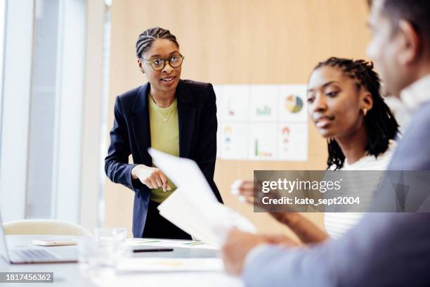 présentation d’une proposition commerciale - afro caraïbien photos et images de collection