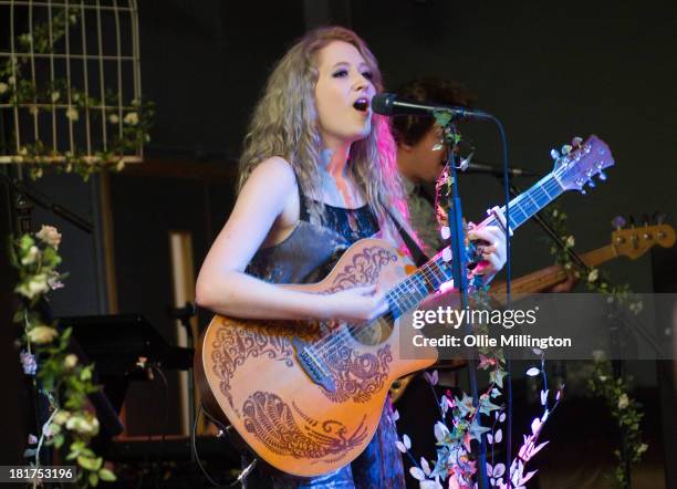 21 Janet Devlin Singer Stock Photos, High-Res Pictures, and Images ...