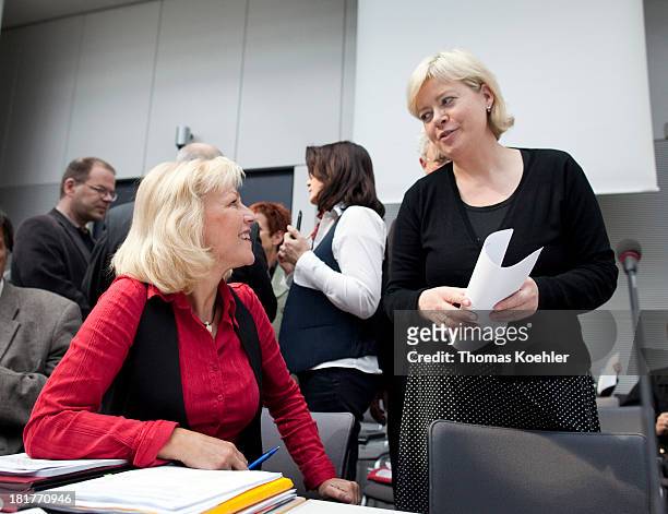 Dagmar Enkelmann and Gesine Loetzsch before a group meeting of the Left Party.