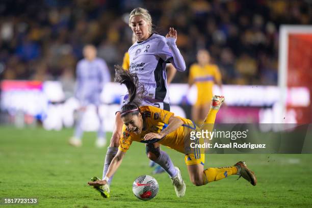 Lizbeth Ovalle of Tigres UANL femenil fights for the ball with Sarah Luebbert of América Femenil during the final second leg match between Tigres...
