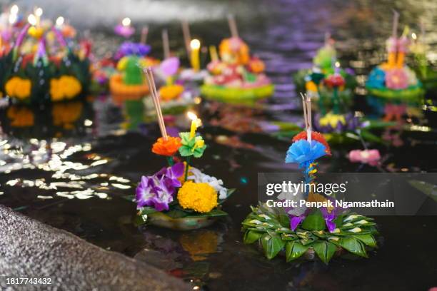 the loy krathong festival banana leave and flower floating on the water - loi krathong - fotografias e filmes do acervo