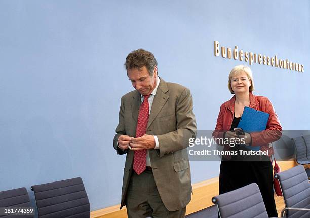 The designated party leaders of The Left , Gesine Loetzsch and Klaus Ernst , at a press conference about the future of the party.