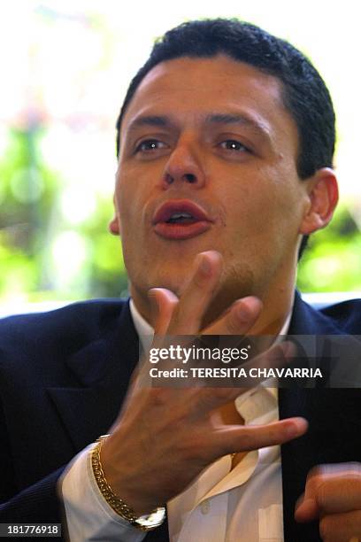 Mexican singer, Pedro Fernandez, gestures, 3 July 2001, in San Jose, Costa Rica. ACOMPANA NOTA: "PEDRO FERNANDEZ CREE QUE IRAN AL MUNDIAL EEUU,...