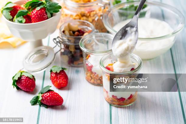 strawberry, granola and yogurt healthy breakfast parfait - yogurt stock pictures, royalty-free photos & images