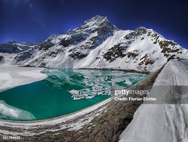 melting ice - estado del tirol fotografías e imágenes de stock