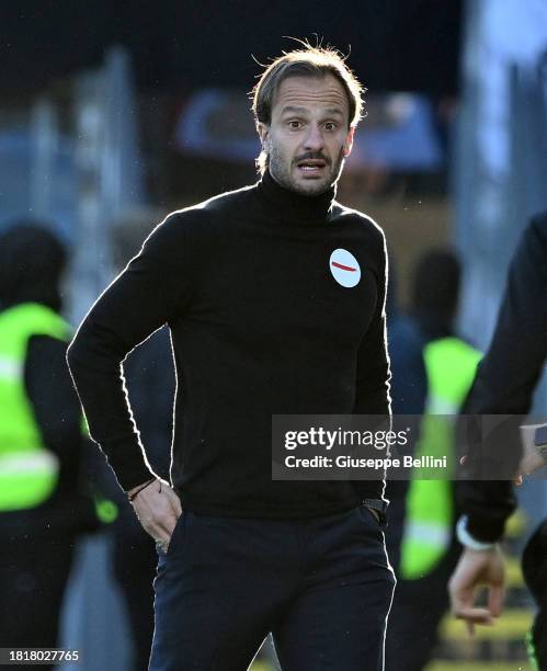 Alberto Gilardino head coach of Genoa CFC looks on during the Serie A TIM match between Frosinone Calcio and Genoa CFC at Stadio Benito Stirpe on...