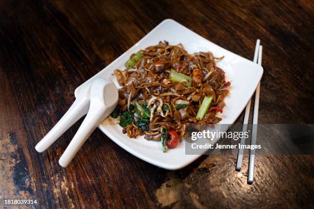 char kway teow in a singapore hawker market. - char kway teow stock pictures, royalty-free photos & images