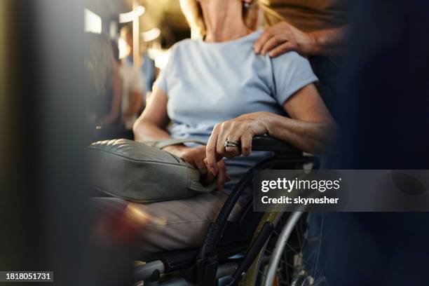 primo piano di una donna disabile nel trasporto pubblico. - sedia a rotelle foto e immagini stock