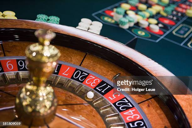 roulette wheel and table in casino - roulette photos et images de collection