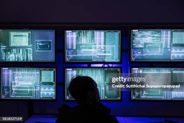 dark web intrigue: hacker wearing mask explores server room - cybersecurity in the age of information - ransomware fotografías e imágenes de stock