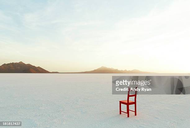 red chair on salt flats, facing the distance - bonneville salt flats stockfoto's en -beelden