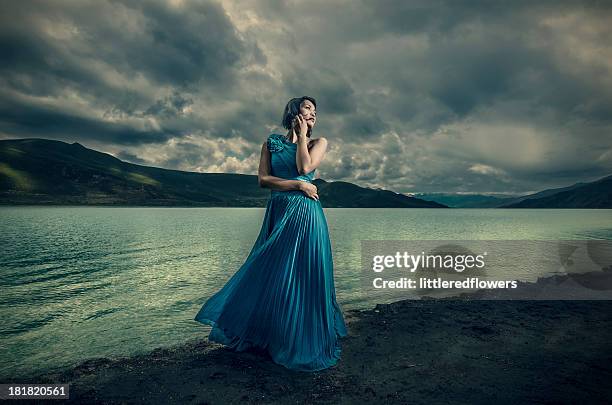 yamdrok tso lake - evening gown photos et images de collection