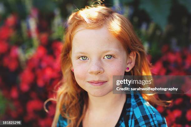 little girl with red hair - groene ogen stockfoto's en -beelden